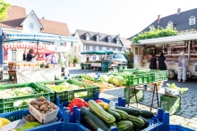 Wochenmarktstand auf dem Blumenplatz