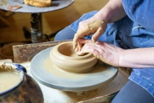 Töpferein an der Drehscheibe