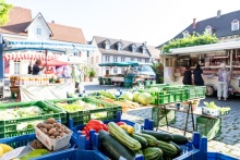 Wochenmarktstand auf dem Blumenplatz